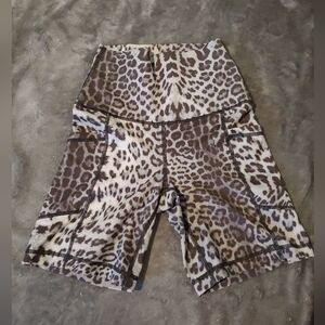 YOGALICIOUS * WORKOUT SHORTS * 2 POCKETS * SIZE XS * GRAY LEOPARD PRINT
